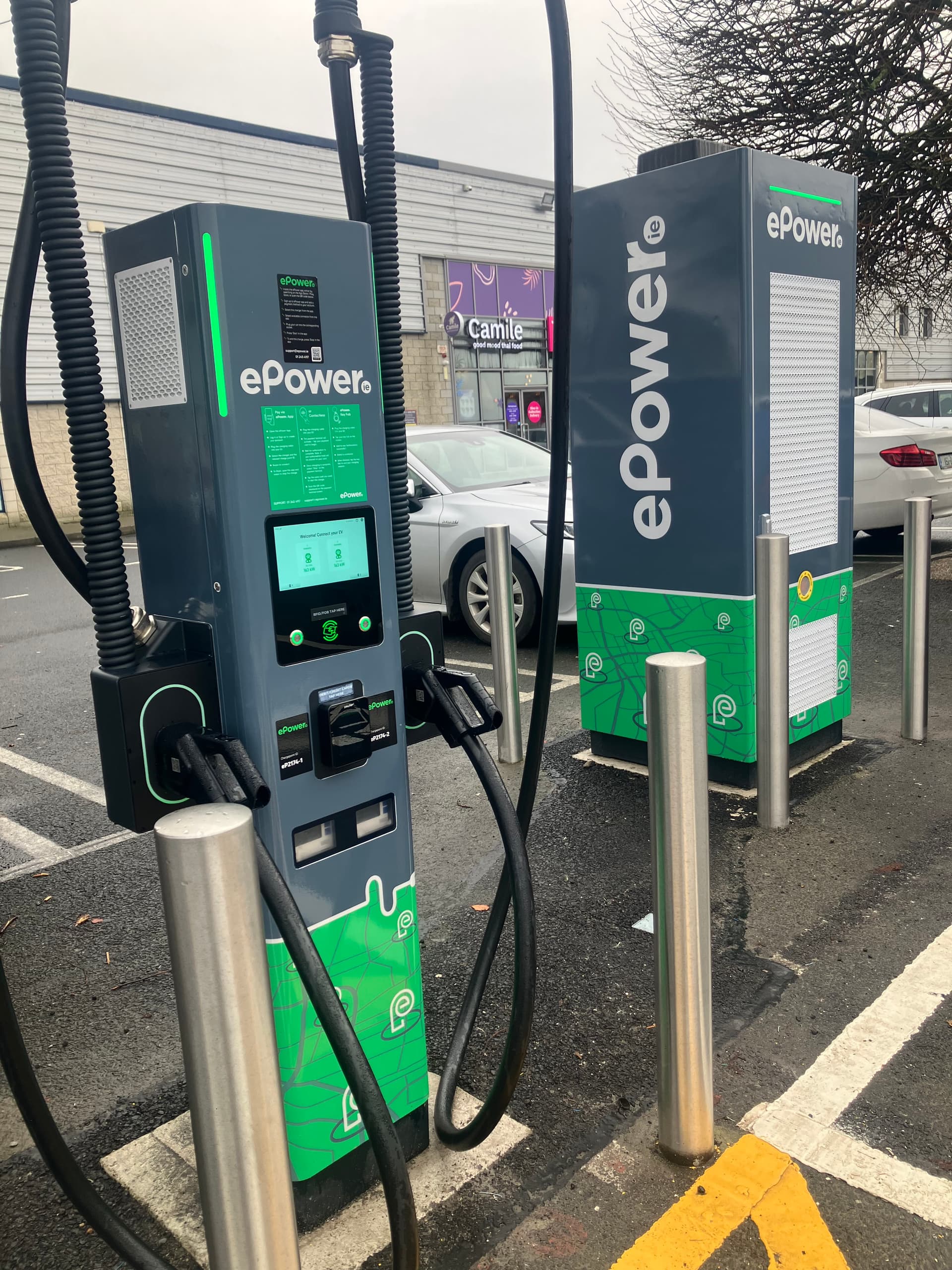 Electric vehicle charging station